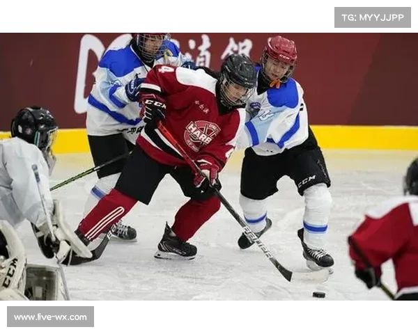 北京队与深圳队冰球赛现胶着局面，刘子豪精彩晃倒防守助攻