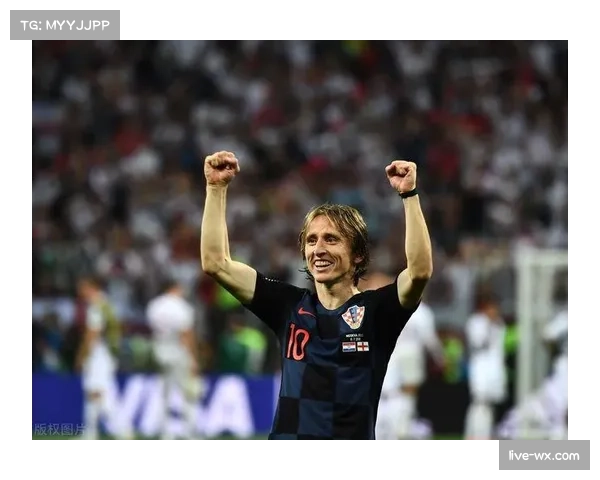 终场哨响，克罗地亚老将莫德里奇跪地掩面，皇马晋级后的复杂情绪